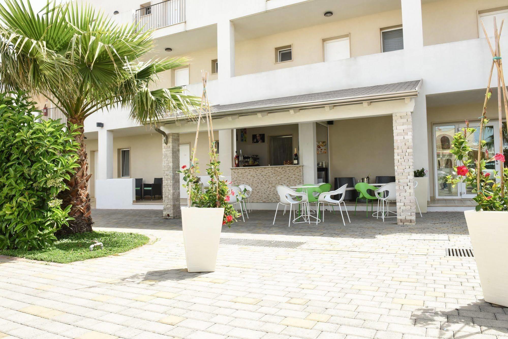 Donnosanto Residence Torre Santa Sabina Exterior photo
